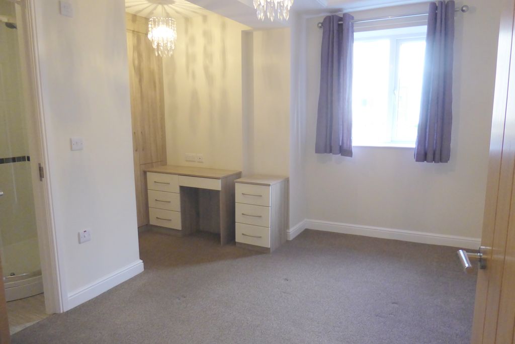 Property photo 3 of 8 Bed 1
