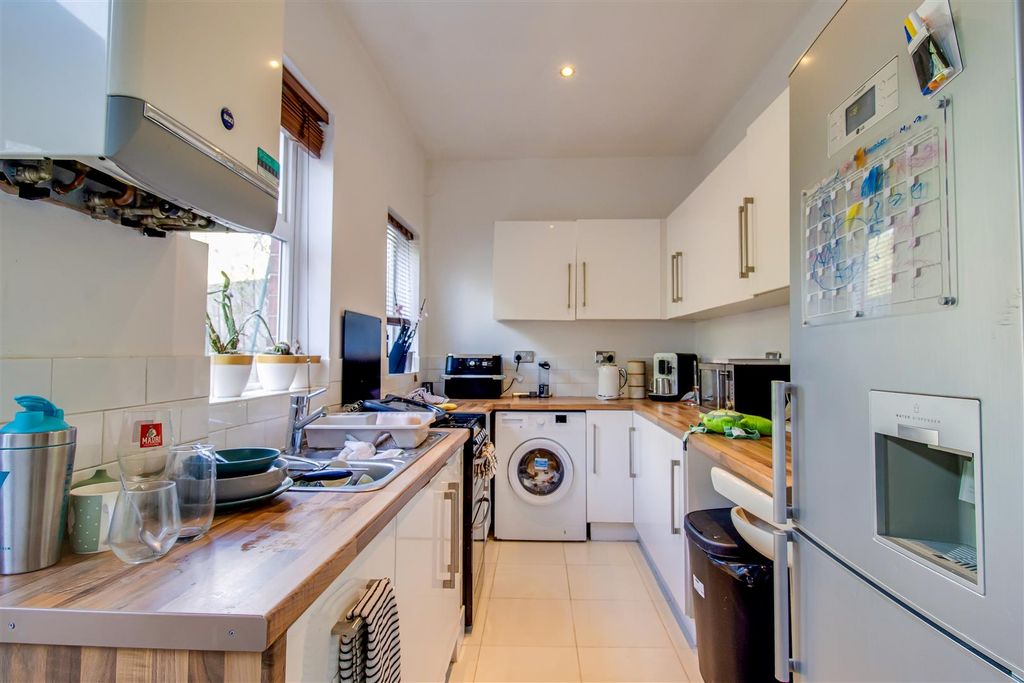 Property photo 3 of 6 Kitchen