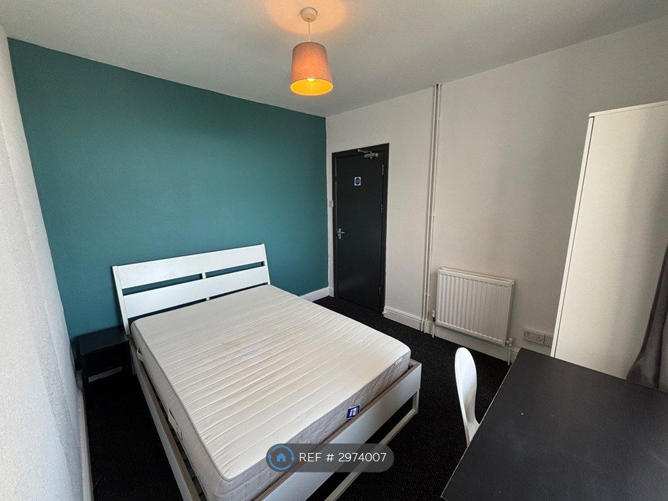 Property photo 3 of 12 Room 3