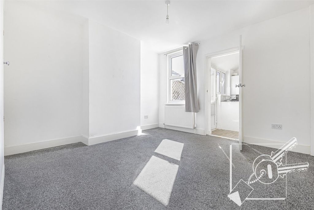 Property photo 3 of 32 Reception 2