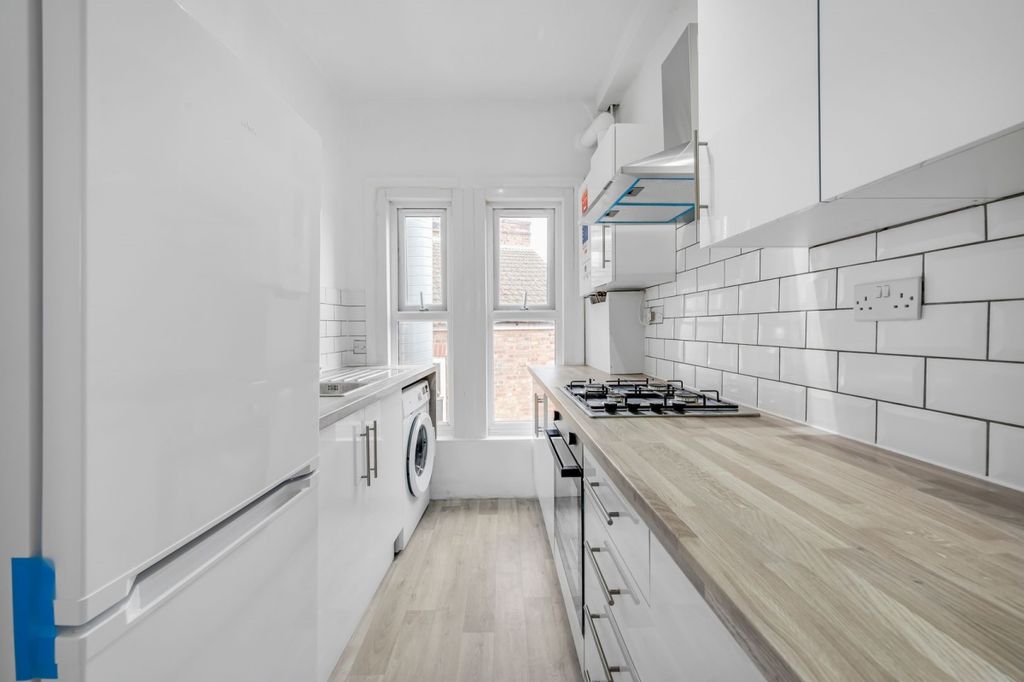 Property photo 3 of 9 Kfh_672B_High_Road_N