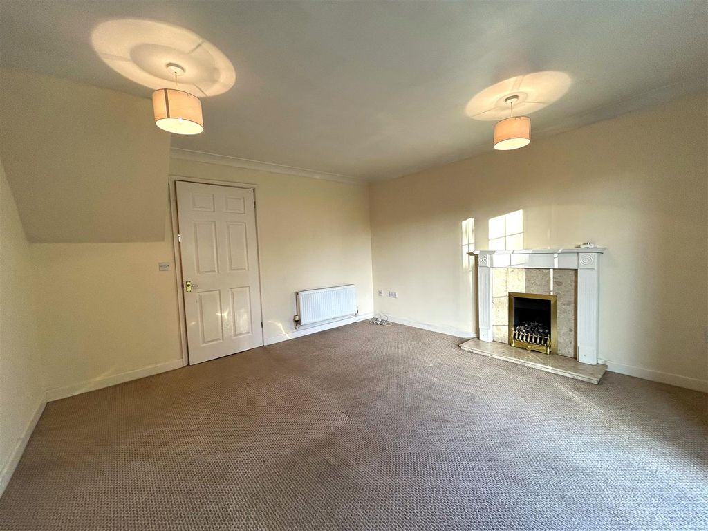 Property photo 3 of 15 Lounge