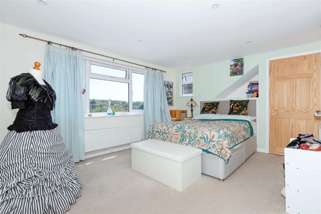 Property photo 2 of 21 Parham Rd_1.Jpg