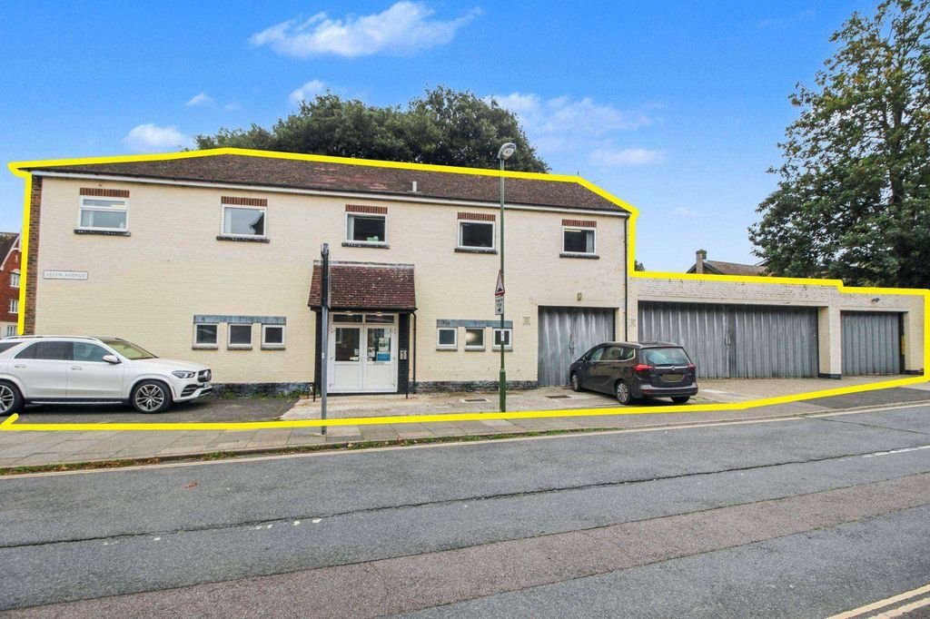 Property photo 1 of 18 Barford House, The Hornet, Chichester Po19 7Jr