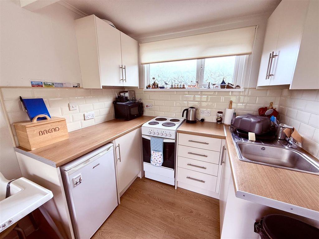 Property photo 3 of 8 Kitchen