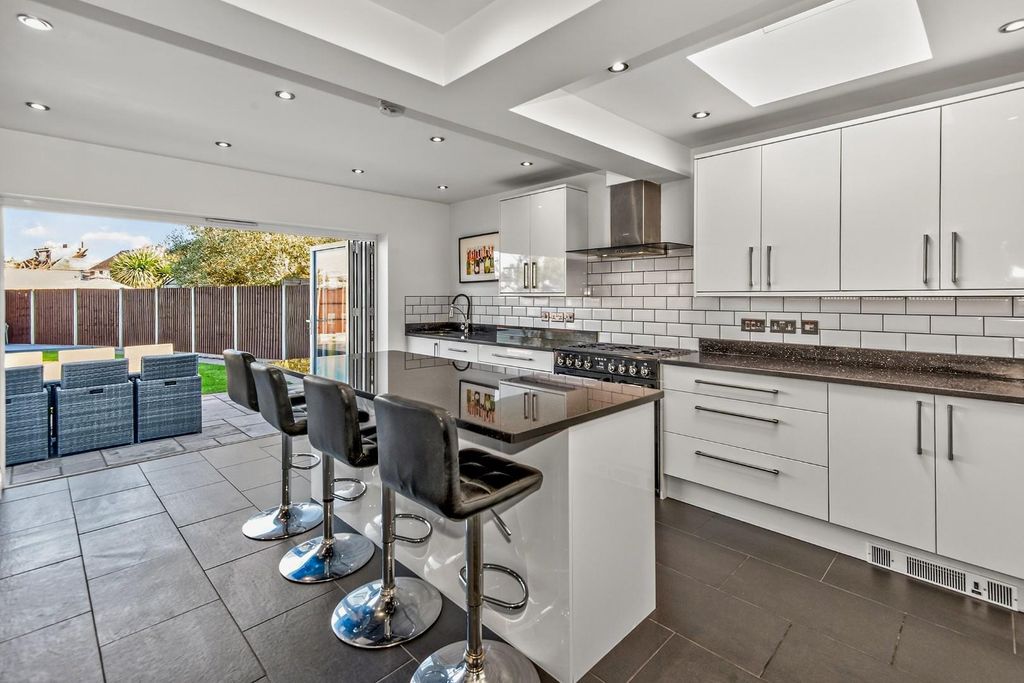 Property photo 2 of 24 8683179-Interior08-800.Jpg