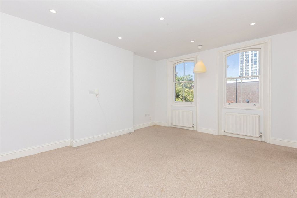 Property photo 2 of 15 Picture No. 31