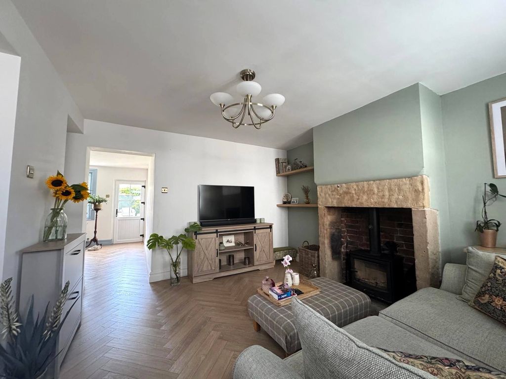 Property photo 3 of 10 Lounge 2