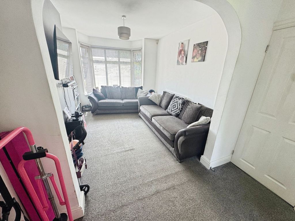 Property photo 3 of 13 Lounge