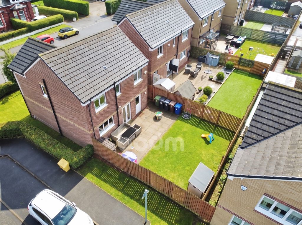 Property photo 2 of 27 St Cuthberts Crescent, Johnstone Garden Pic