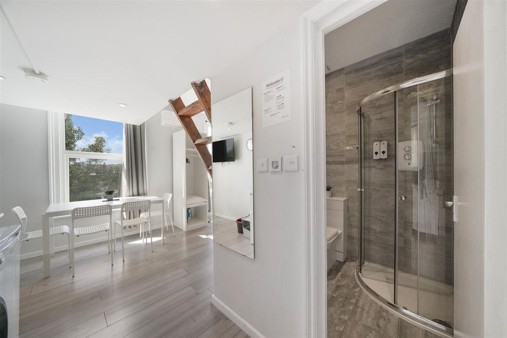 Property photo 1 of 9 L Shaped Reception/ Room