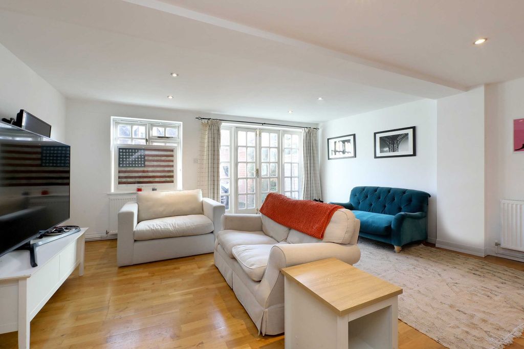 Property photo 2 of 7 Lounge