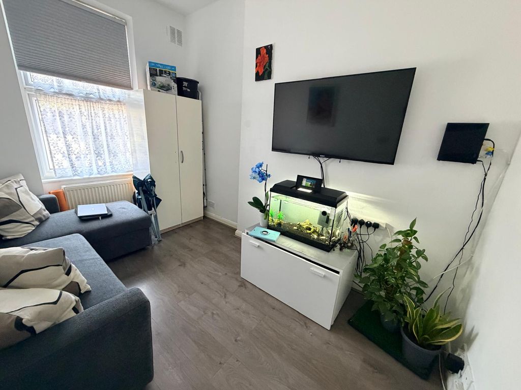 Property photo 3 of 11 Living Room/Room 1