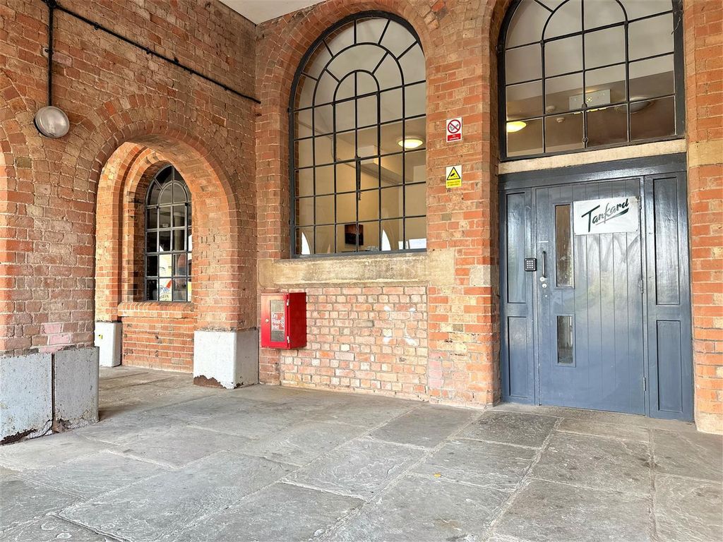 Property photo 3 of 21 Tankard Building: Communal Entrance