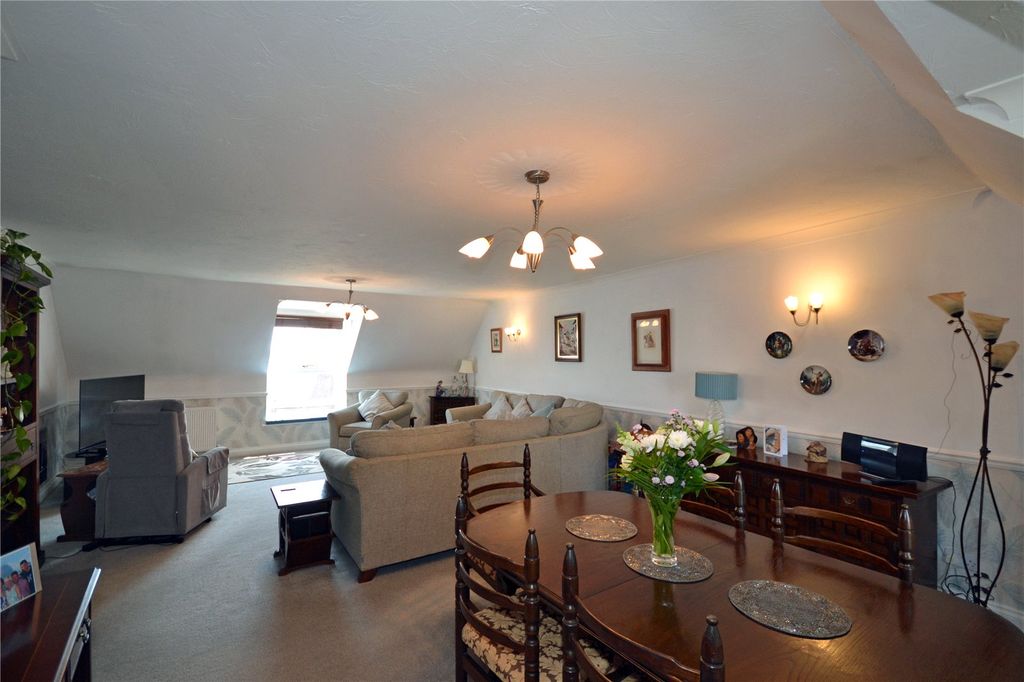 Property photo 3 of 16 Sitting/Dining