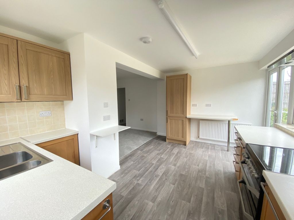 Property photo 3 of 8 Kitchen