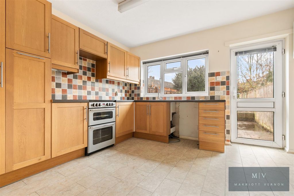 Property photo 2 of 13 Saracen Close 2 MV-3.Jpg