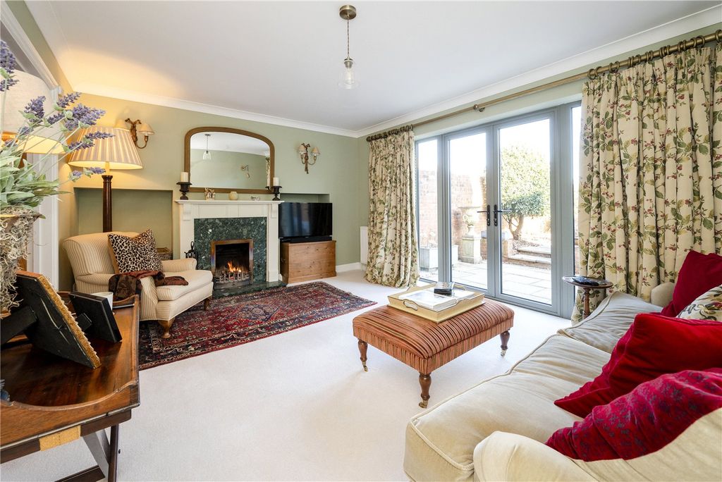 Property photo 2 of 13 Sitting Room