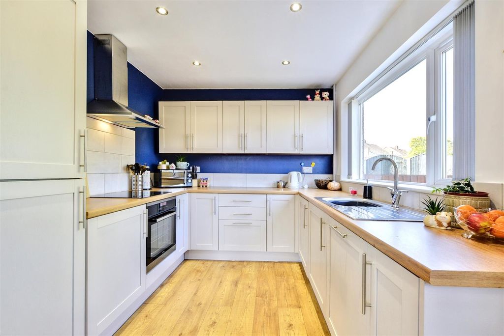 Property photo 3 of 19 Dining Kitchen