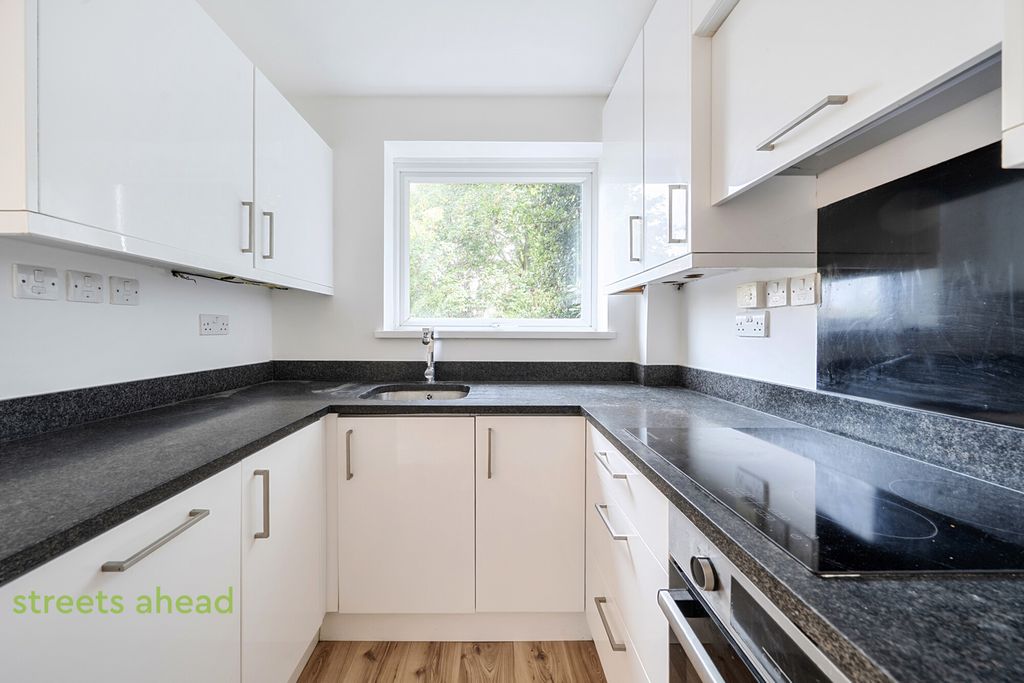 Property photo 3 of 10 955Abbca-1Ec7-496...