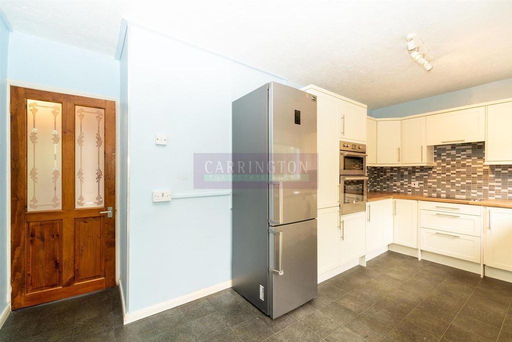 Property photo 3 of 14 Kitchen