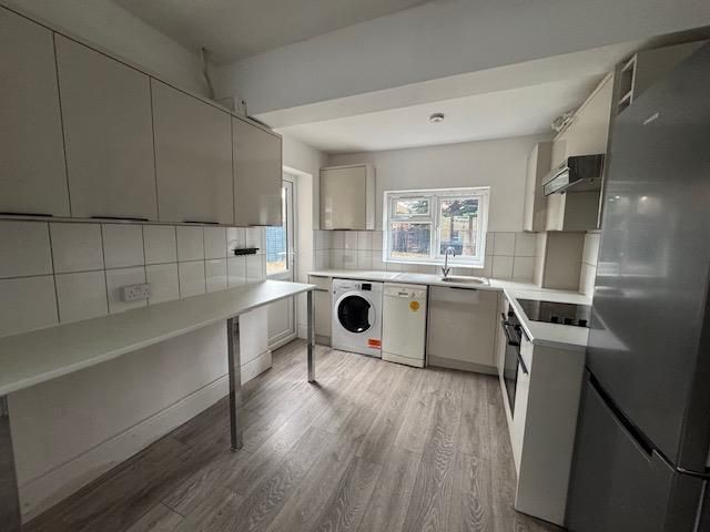 Property photo 3 of 10 Kitchen