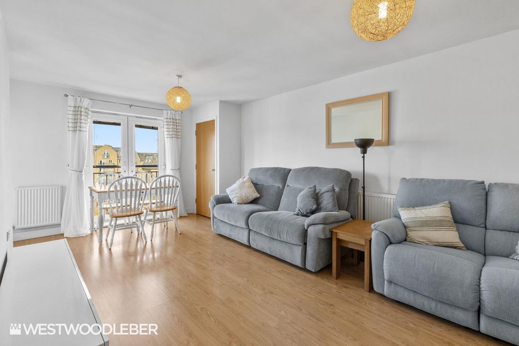Property photo 2 of 24 Chamberlaynecourt_12.Jpg