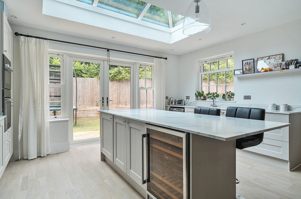 Property photo 3 of 18 1326235-20-687641...