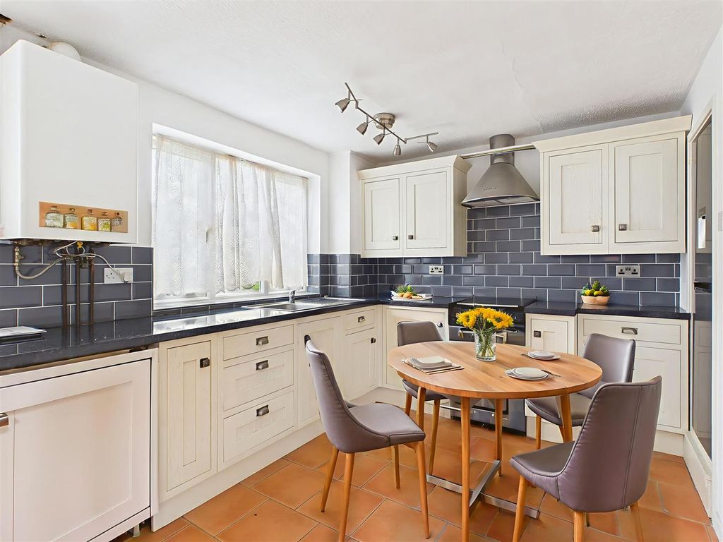 Property photo 2 of 15 Cam05497G0-Pr0031-Still003_Alt - Kitchen - Modern