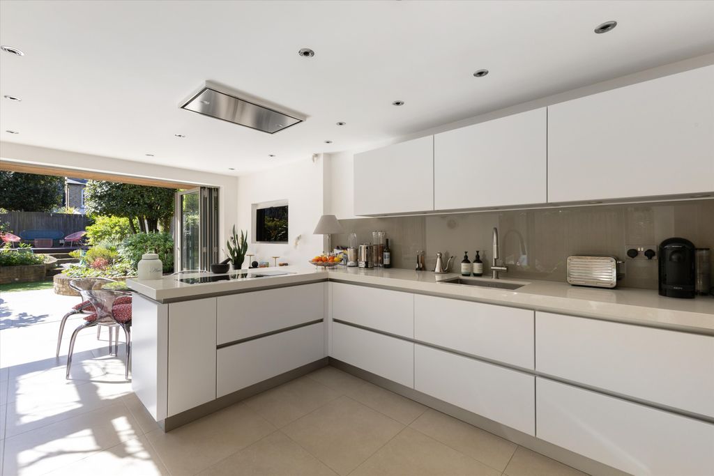 Property photo 2 of 17 Image