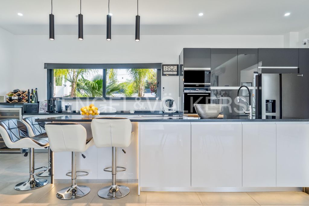 Property photo 3 of 37