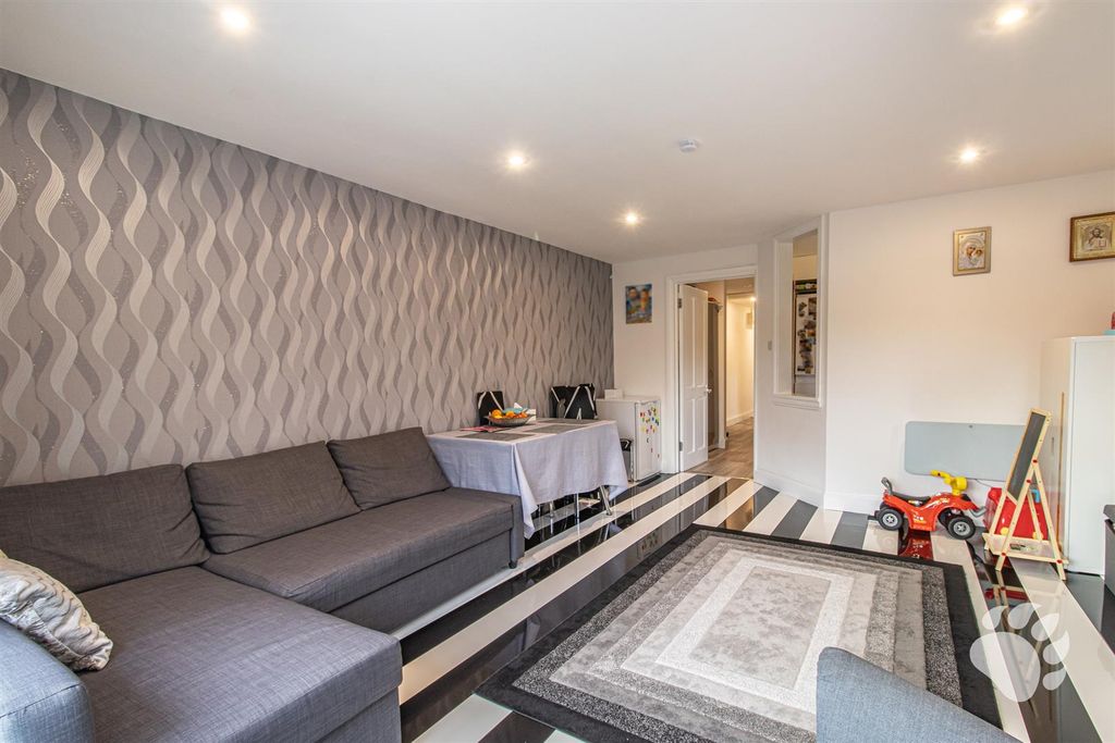 Property photo 3 of 17 Lounge/Diner