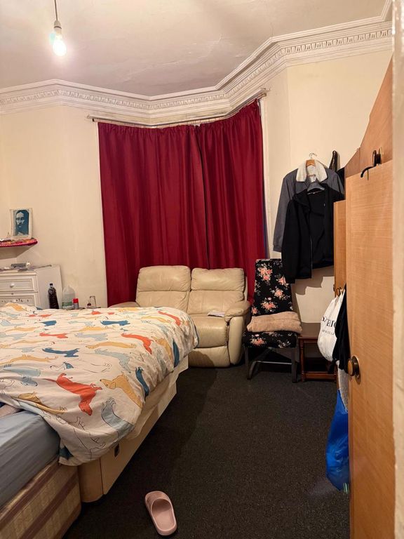 Property photo 3 of 10 Large Bed