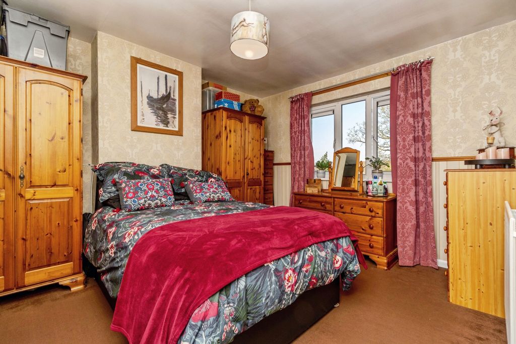 Property photo 3 of 16 Bedroom