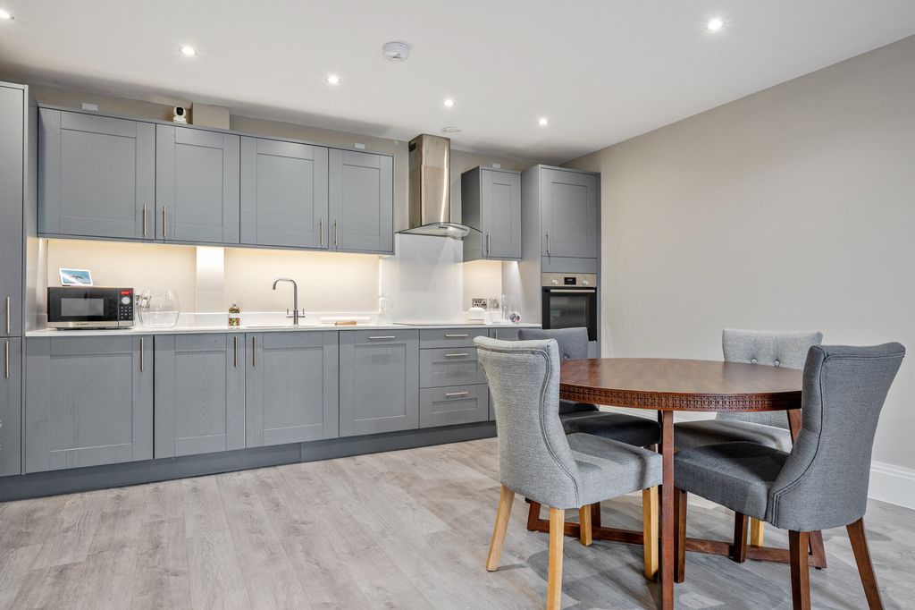 Property photo 3 of 10 Kitchen