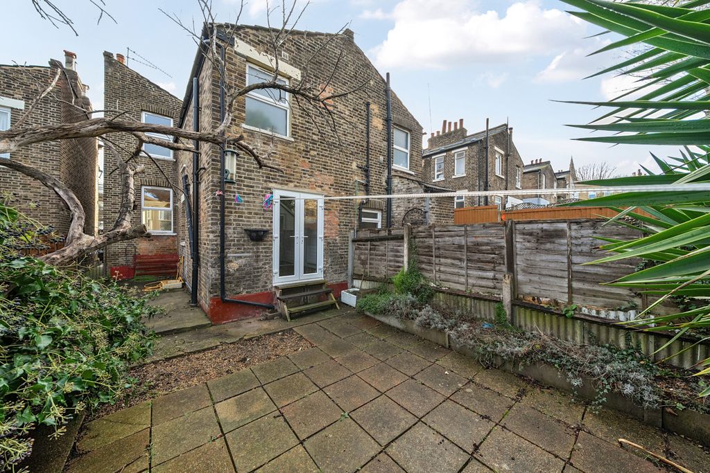 Property photo 2 of 8 1397024-7-695E509...