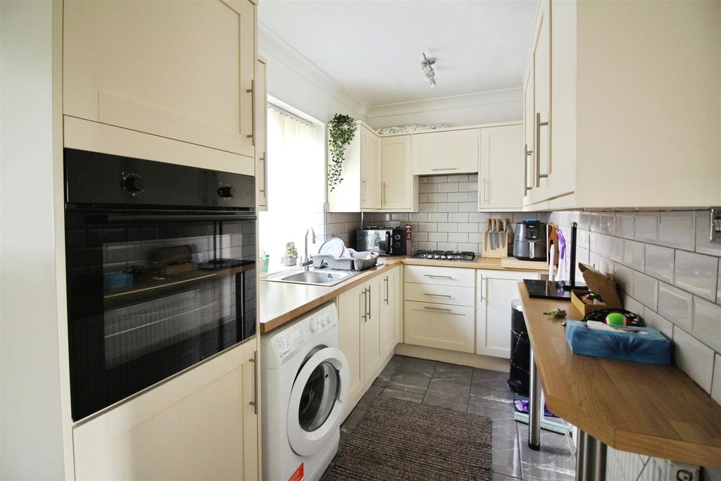 Property photo 3 of 11 Kitchen