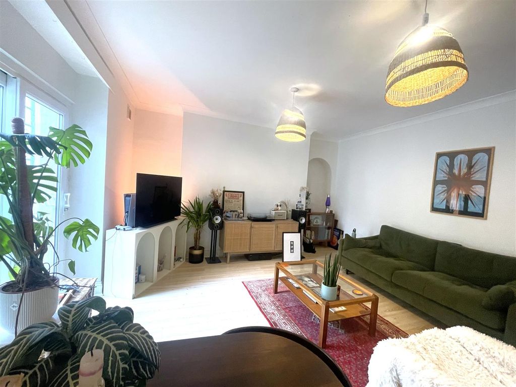 Property photo 3 of 13 Liv 2 - Copy.Jpg