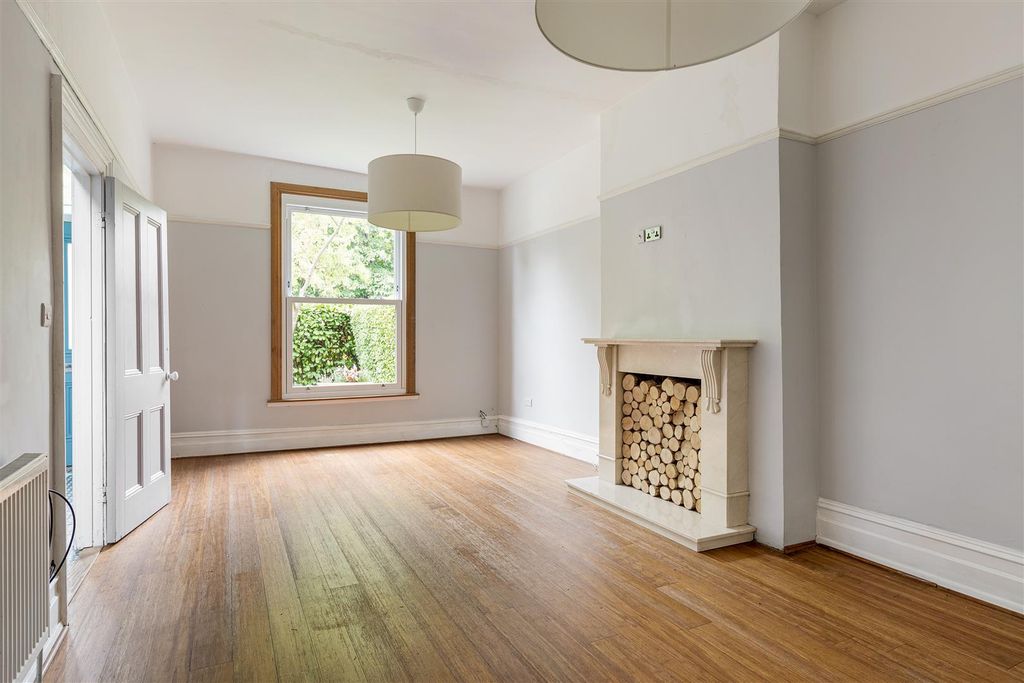 Property photo 2 of 41 Hampton Road, E7