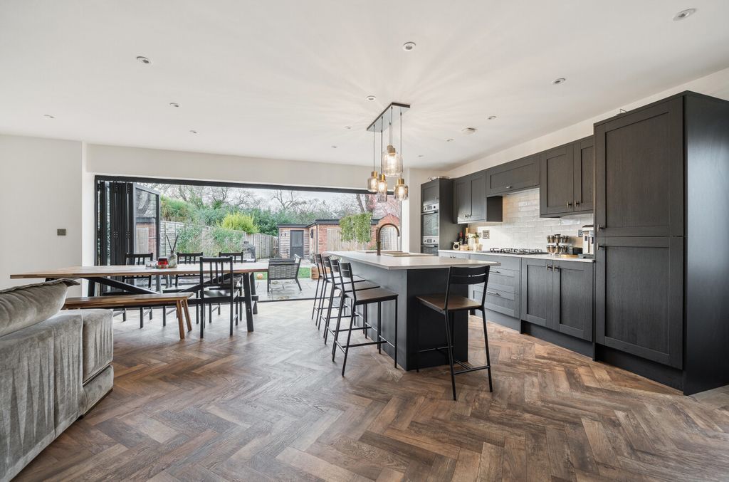 Property photo 2 of 15 1397430-12-696127...