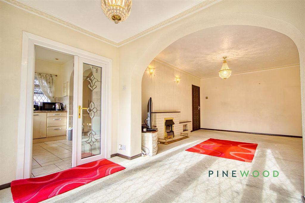 Property photo 3 of 34 Lounge / Dining Room