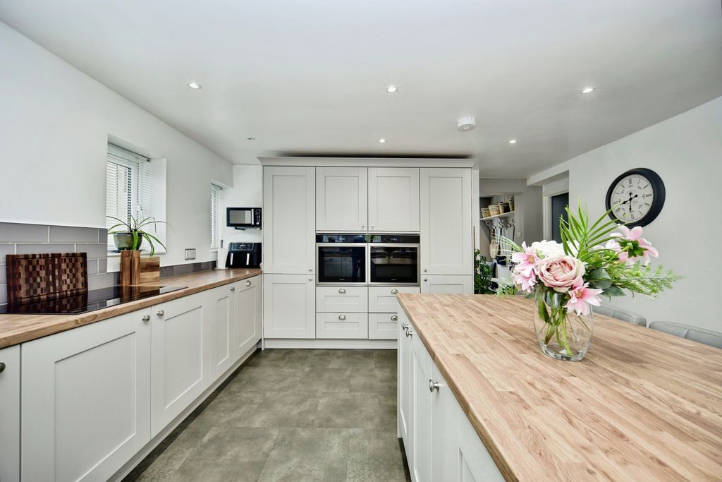 Property photo 1 of 20 Modern Kitchen