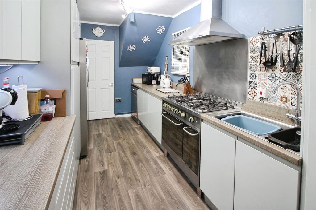 Property photo 3 of 16 Kitchen