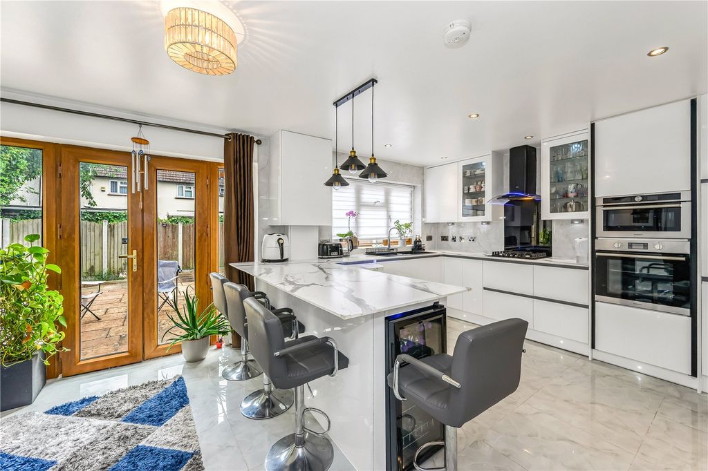 Property photo 3 of 15 Kitchen/Breakfast