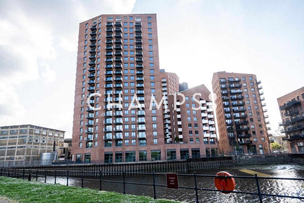 Property photo 1 of 5 2 Bed Flat To Rent Makers Yard, London E3