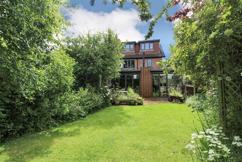 Property photo 3 of 31 Rear Gardens