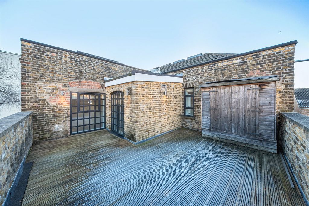 Property photo 2 of 23 Garden