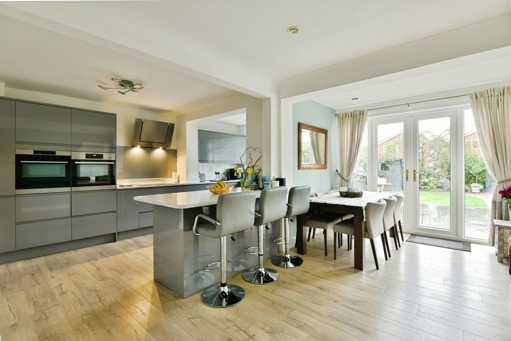 Property photo 3 of 19 Dining Kitchen