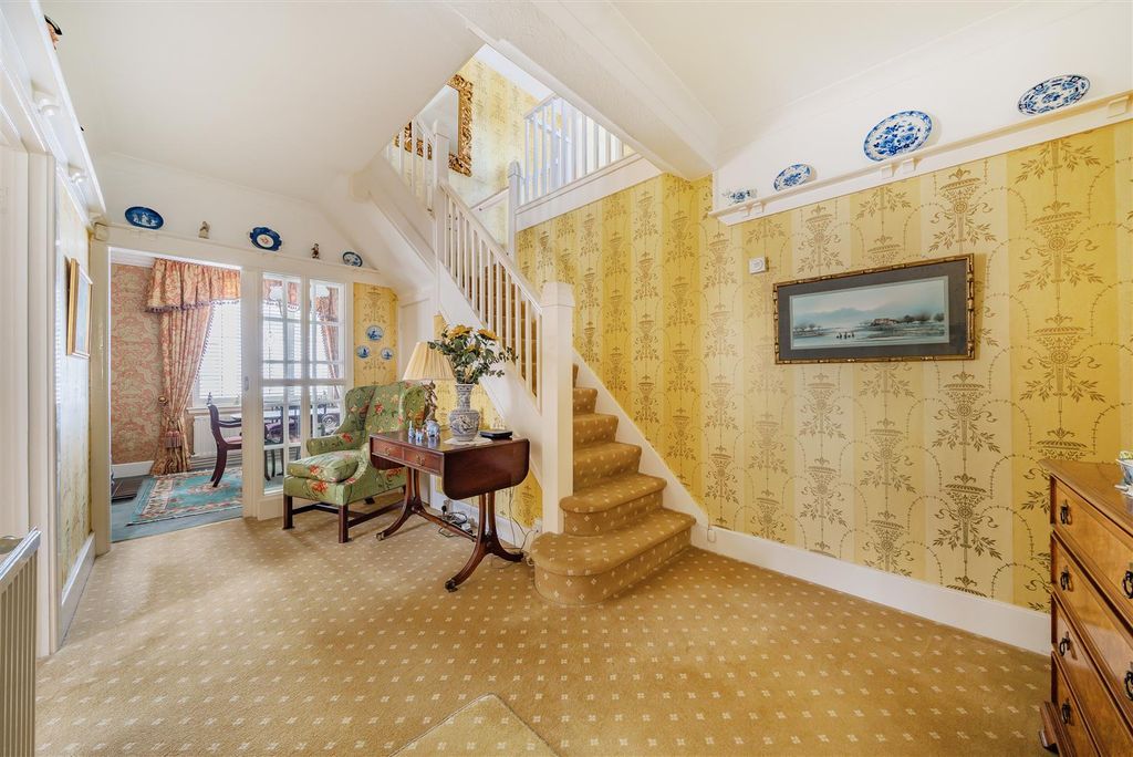 Property photo 2 of 25 Entrance Hallway