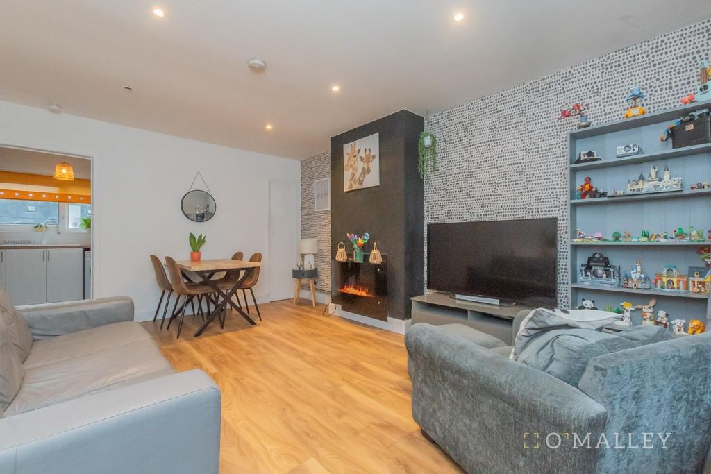 Property photo 3 of 15 Lounge